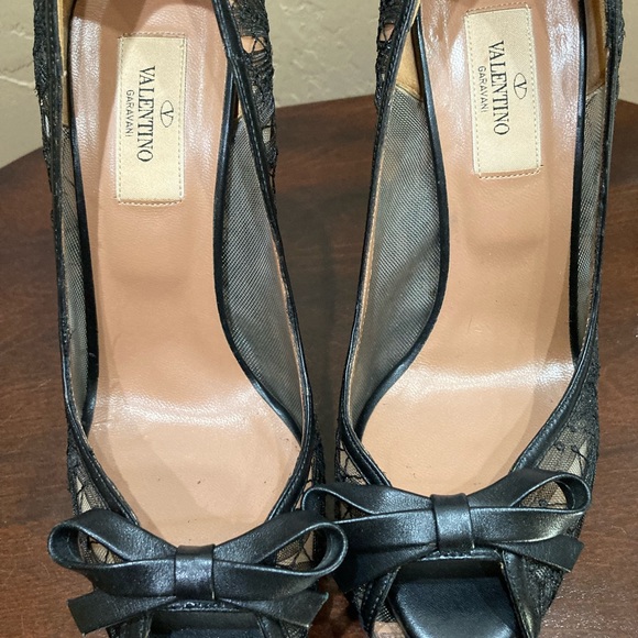 Valentino Garavani Peep Toe Lace Pumps with Bow - Picture 9 of 16
